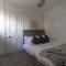 Fabulous, vibrant, town house, central Bath Road