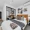 Sol Docklands - Unique 3 Bedroom Loft, Infinity Pool, Gym, Free Parking and Free Trams