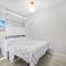 Luxury Downtown Toronto 2 Bedroom Suite with City and Lake Views and Free Parking
