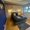 Stylish townhouse-Sleeps 9-Free parking