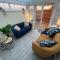 Stylish townhouse-Sleeps 9-Free parking
