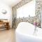 Luxury 4 Bed, 3 Bathroom, Pet Friendly Villa, Sleeps 8, with Hot Tub in Trearddur Bay