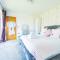 Luxury 4 Bed, 3 Bathroom, Pet Friendly Villa, Sleeps 8, with Hot Tub in Trearddur Bay