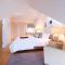 Luxurious apartment, 180° beach views & parking