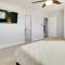 Spacious San Jacinto River Home with Waterfront Deck - 休斯顿