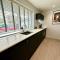 Brand New 3 Bedroom House -Sleeps 6 - Free Parking - Great Location - Fast WiFi - Smart TV - sleeps 6! Close to Poole & Bournemouth & Sandbanks