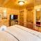 Broken Bow Abode with Hot Tub Less Than 7 Mi to Lake! - بروكن بو