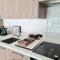 Modern 1 Bedroom Apartment across from Hagley Park