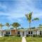 M Lake Worth Beach - Modern Villas Near West Palm Beach, Chic Retro Vibes, King Bed, Cozy Backyard, BBQ, Workspace, High-Speed Internet, Free Parking, 5 Minutes to Downtown & Beach