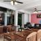 Greenage Seaview Bay Villa with stunning sunset - Putatan
