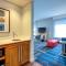 Hampton Inn & Suites Boston/Waltham Hampton Inn & Suites Boston/Waltham