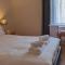 Entire 2 bedroom Apt in central location, Newly Refurbished