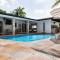 Casa Tropicana - Heated Pool, Game Room & Mins from beach - شاطئ هالانديل