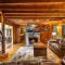 Whiskey Ridge Lodge, A Restored 1940s Gem, 2 Mins from Downtown, Breathtaking City Views, Custom Game Room, and Spacious Elegance