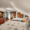 Whiskey Ridge Lodge, A Restored 1940s Gem, 2 Mins from Downtown, Breathtaking City Views, Custom Game Room, and Spacious Elegance