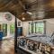 Whiskey Ridge Lodge, A Restored 1940s Gem, 2 Mins from Downtown, Breathtaking City Views, Custom Game Room, and Spacious Elegance