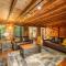 Whiskey Ridge Lodge, A Restored 1940s Gem, 2 Mins from Downtown, Breathtaking City Views, Custom Game Room, and Spacious Elegance
