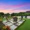 Mini Golf Course*Heated Saltwater Pool*Lakeview!