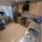 Large 6 bed house - 6 Bedrooms - Parking WIFI 6 smart TVs 3 shower rooms 4 WCs - Kettering