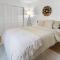 Cayuga bungalow on lake—sleeps 13—outdoor firepit