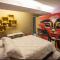 Modern Artist Apt., overlooking Parque Espana