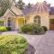 Charming Flushing Cottage with Deck and Spacious Yard!