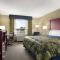 Travelodge by Wyndham Oshawa Whitby - Oshawa