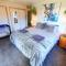 Hawea Heaven: Superking beds + Hot Tub + Mountain