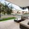 Modern 1BR Abode with Courtyard Steps to the Beach - Sidney