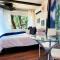 The Tiny 'Tainer - Tiny Container Home w. Hot Tub! - وذرفورد