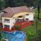 StayVistas Shantam House - Dive into relaxation with a pool and tennis lawn