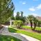 Stylish & Bright ~ Huge Backyard ~ King Beds ~ Pkg