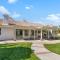Stylish & Bright ~ Huge Backyard ~ King Beds ~ Pkg