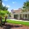 Stylish & Bright ~ Huge Backyard ~ King Beds ~ Pkg