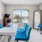 Stylish & Bright ~ Huge Backyard ~ King Beds ~ Pkg