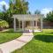 Stylish & Bright ~ Huge Backyard ~ King Beds ~ Pkg