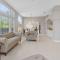 Stylish & Bright ~ Huge Backyard ~ King Beds ~ Pkg