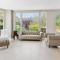 Stylish & Bright ~ Huge Backyard ~ King Beds ~ Pkg