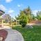Stylish & Bright ~ Huge Backyard ~ King Beds ~ Pkg