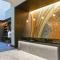 The Cincinnatian Curio Collection by Hilton - سينسيناتي