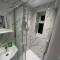 Modern Luxury Private Detached 1 Double Bedroom Studio Apartment - Super Fast Wifi - 卢顿