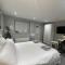 Modern Luxury Private Detached 1 Double Bedroom Studio Apartment - Super Fast Wifi