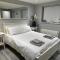 Modern Luxury Private Detached 1 Double Bedroom Studio Apartment - Super Fast Wifi