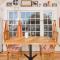 Downtown Loft-Sauna,Bikes,Hot Tub & Great Fun