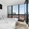 Resort-style Docklands Riverview Stay with Parking - ملبورن