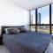 On the River - A Resort-style Retreat in Docklands - ملبورن
