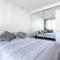 On the River - A Resort-style Retreat in Docklands - ملبورن