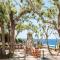 Cavos Bay Hotel & Studios