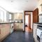 Metropolitan - 2 bed, private parking apartment, great commercial home from home stay!
