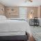 4 Bedroom House, sleeps 12, short walk to Main St!
